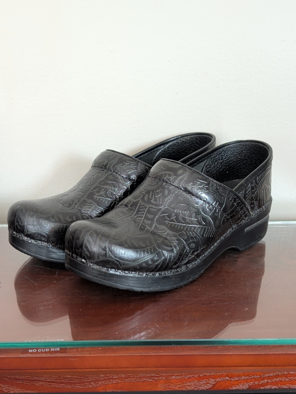 Dansko black Embossed Leather Clogs Women's Size 8.5 Shoes